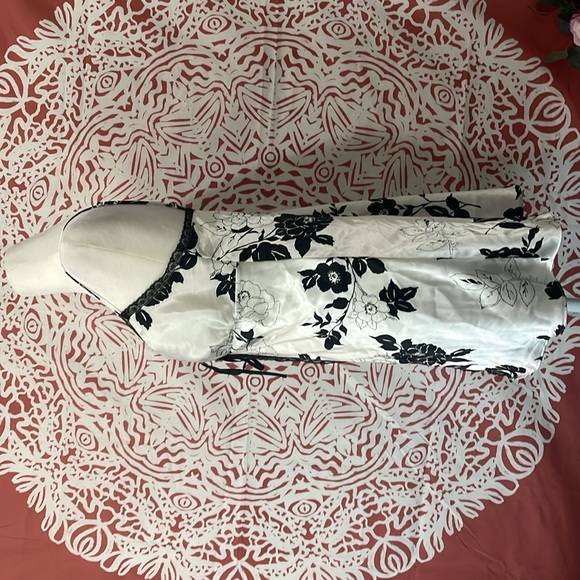 Victoria’s Secret Black White Lace Nightgown medium open front w/ floral design - Picture 5 of 8